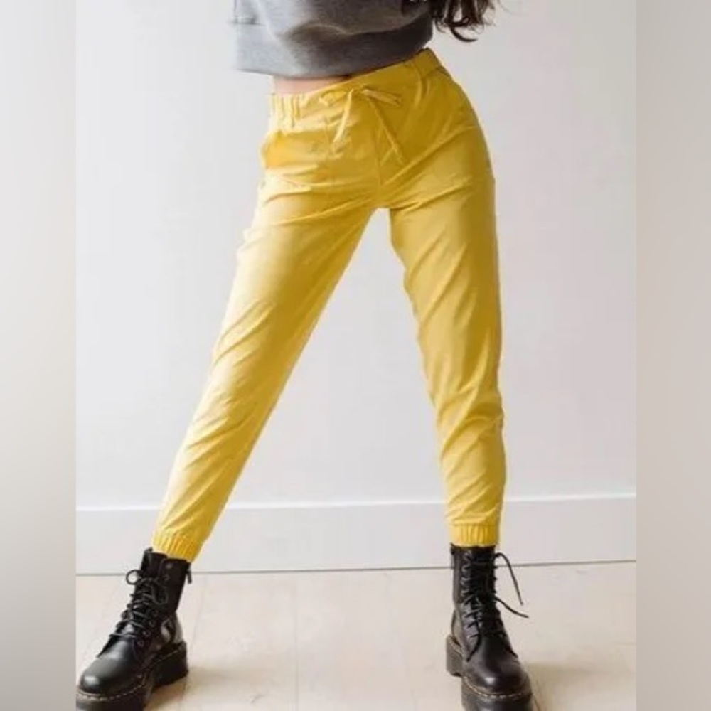 Albion yellow Jetsetters  size small PETITE‎